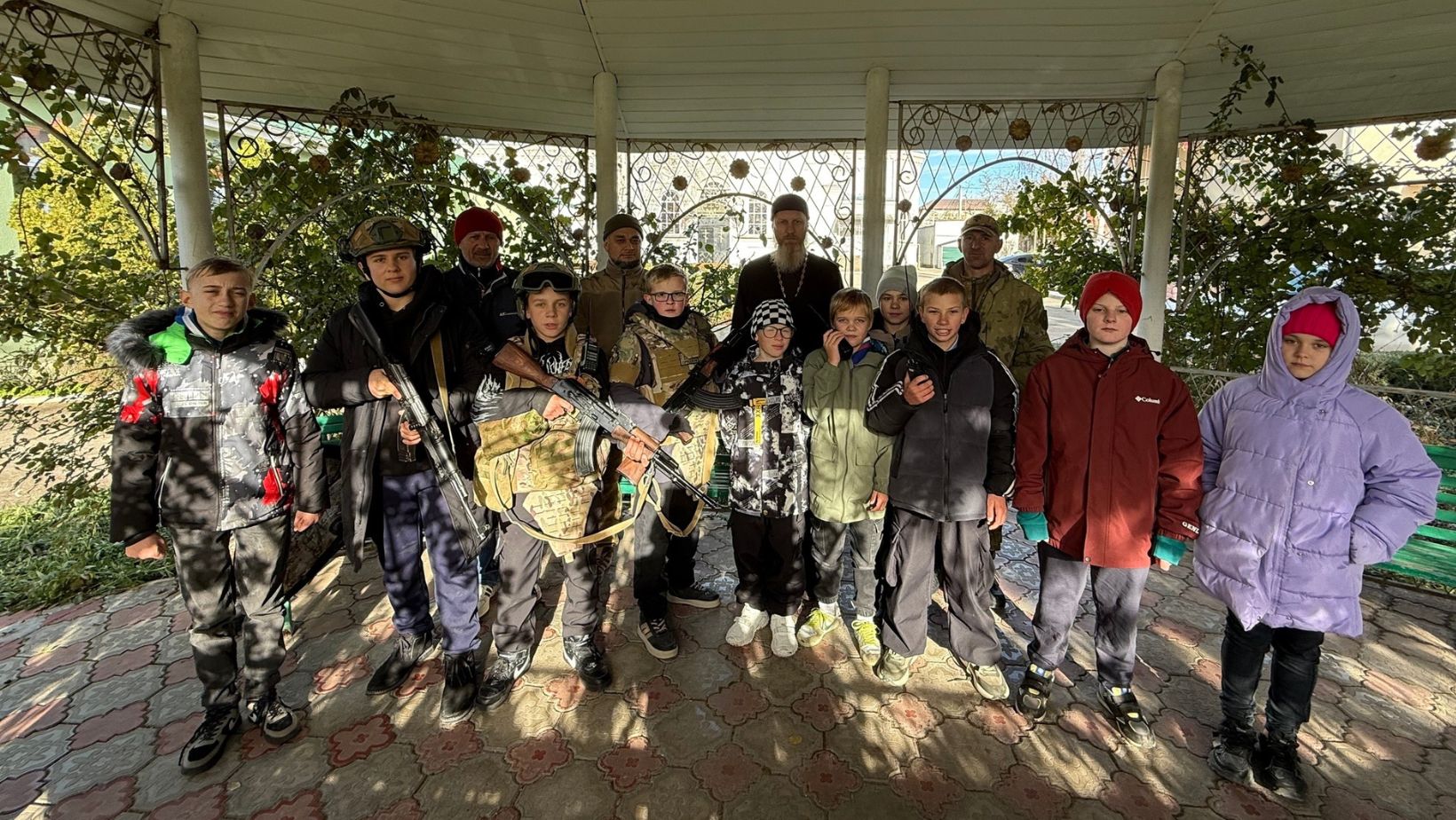 м. Саки. Російський поп, бойвики Барс-Крим, та місцеві діти на території храму.